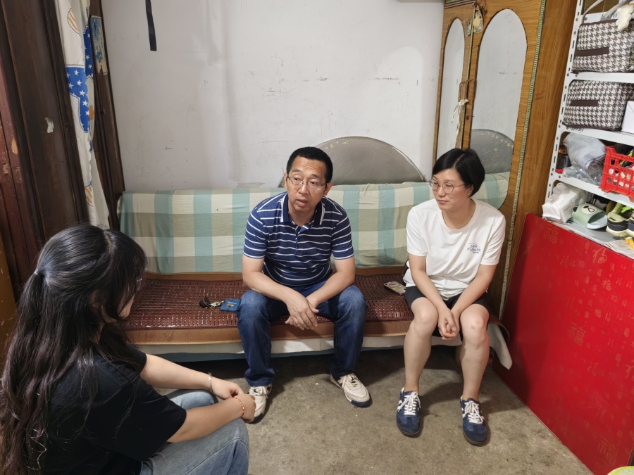 温情家访路 资助暖人心 ——谈球吧开展暑期家访活动